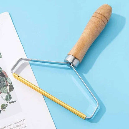 Pet Hair Remover for Dog and Cat Blufi pet hair remover in use, removing pet hair from clothing, showcasing its effectiveness and portable design.